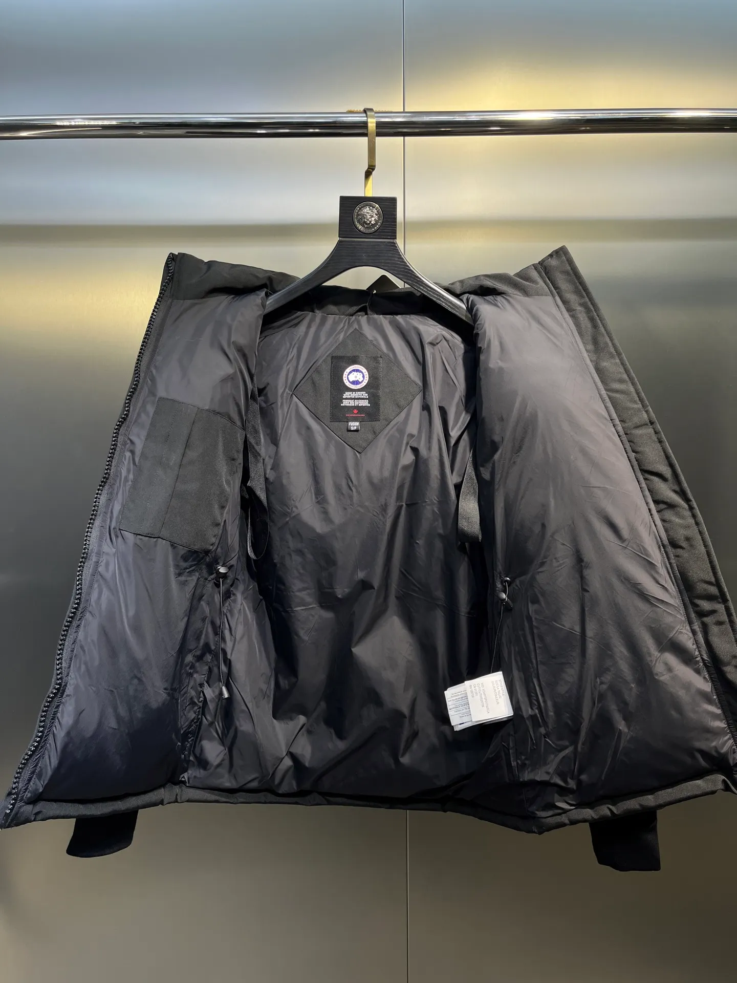 P860 Canada Goose Canada # Expedition04 Parker, a treasure of Canadian origin! Limited supply worldwide! Canada Goose Model 04 is a top-notch couple model, polar cold-proof outdoor series fur collar detachable hooded parka down jacket, the first Goose in 2024. I hope my partners like the top quality, and I hope everyone can evaluate it together! The most popular cool items of the Big Goose family in 2024 are online. The same popular product of Yi Yang Qianxi is said to be a joint limited edition Big Goose that cannot be bought in autumn and winter. If you dislike the sameness of the Big Goose in the past, then this model will definitely give you a different experience! This year's most powerful couple's collection for autumn and winter is online, a top-notch luxurious ready-to-wear style, paired with an outdoor warm down jacket with great style and charm! The most standard and classic items of the Daye family in the past two years are equipped with unique reflective stripes for embellishment, which further shows the high-end fashion performance effect. With the embellishment of hardware buckles, it has excellent performance effect. The upper body is clean, simple and elegant, even for urban leisure. It is suitable for various occasions. Designed with large pockets, this model has a large capacity and is equipped with reflective stripes, making it safer at night. It is suitable for various adventure activities. It is made of windproof and waterproof technical materials. The interior is filled with full white duck down, which is absolutely cold-proof and warm. It also has a stand-up collar design and fine fluff at the collar, with meticulous attention to detail! The charm of this model is also more spiritual, and the upper body has more temperament and specifications. It perfectly shows the ultra-high standard of fashionable performance of this model, integrating outdoor and life, and you can even create high-street wear! The most pinnacle limited-edition goose that we have presented so far, both in terms of design and detailed materials, it is completely outstanding. The grand and evergreen version design is matched with cool reflective elements. The overall appearance can be said to be quite high, and it has that kind of powerful outdoor performance! It combines high-end casual attributes with high-street style. It is high-grade, domineering, warm, and beautiful. The visibility of the upper body is quite strong, and the configuration of the owl element is highly brand-recognizable. It fully complements the overall brand performance and visual effects, and also has the high-end sense of fashion and fashionable performance. It is a must-buy product because it is the most awesome down brand on the planet and one of Canada's three national treasure brands. It is also a sentimental down luxury brand. In the field of polar cold-proof clothing, Goose has made an irreplaceable contribution... Size: xs s m l xl